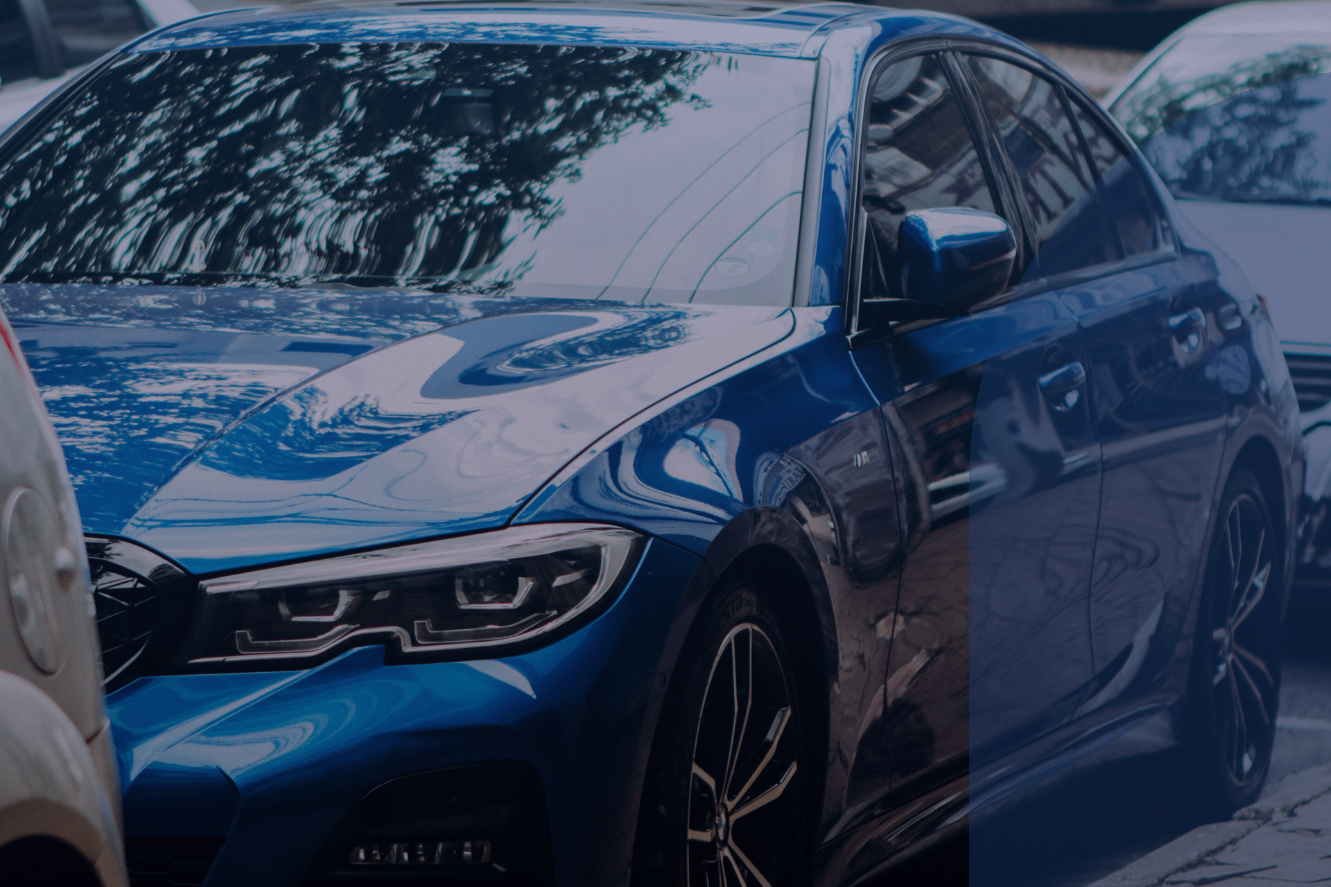 Sedan moderno protegido pelo seguro auto da Efettiva